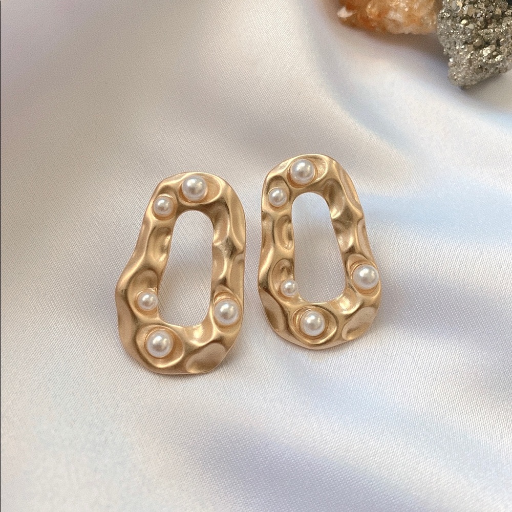 💙 Faux Pearl Statement Earrings - Picture 2 of 3
